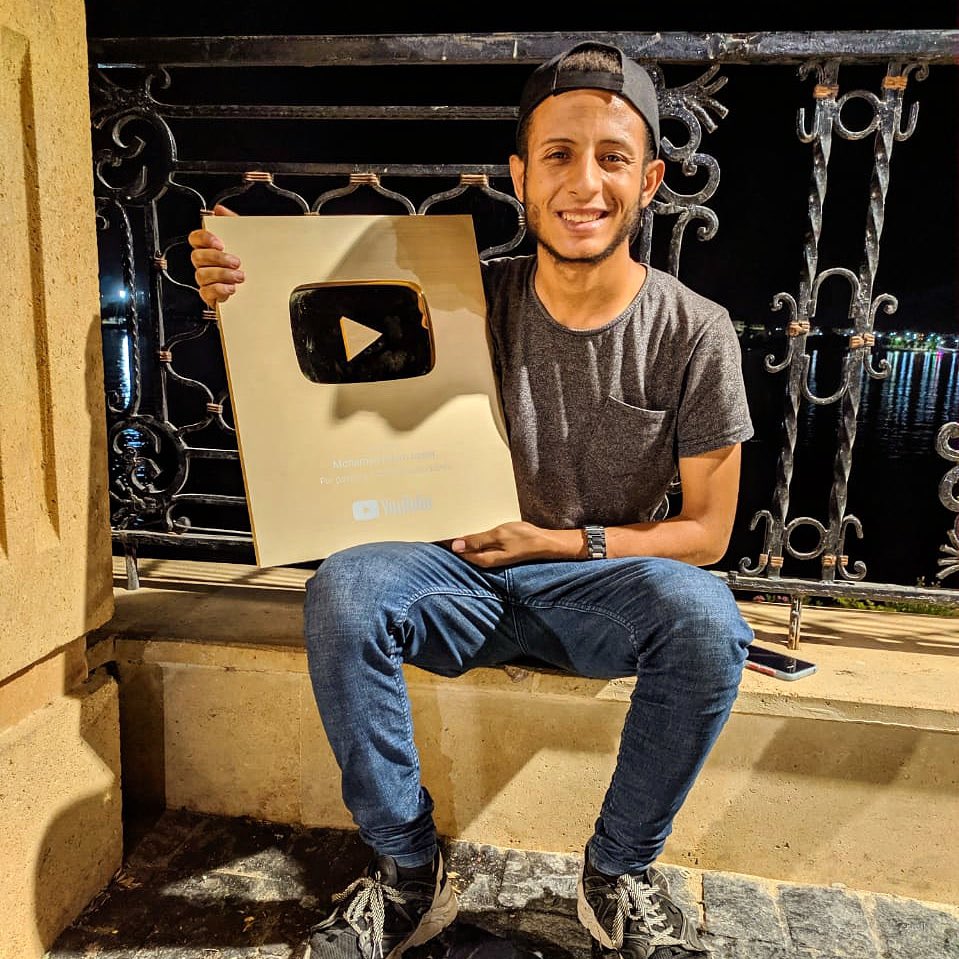 كنت زمان بحلم امسك درع يوتيوب مكنتش مصدق اني همسك كل الدروع ♥️😂
2017 مسكت اول درع في اليوتيوب القديم 
2019 مسكت 3 دروع فضي الجديد 
2020 مسكت الدرع الذهبي 
كدا ناقص الماسي وندخل الموسوعه 😂❤️ 
اتعب واجتهدت وهتلقي كل اللي بتحلم بيه 🙏