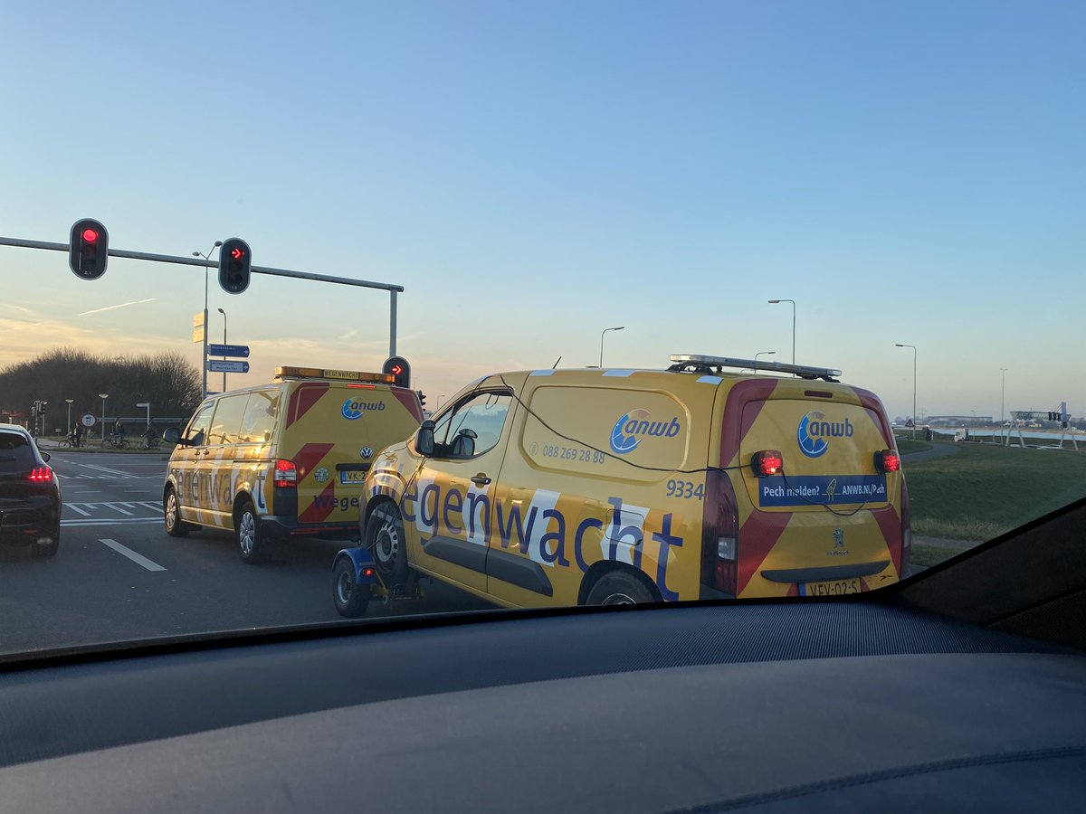 PieterWeijers's tweet photo. Soms heeft #wegenwacht van @ANWB zelf de #pechhulp nodig https://t.co/BAdQ5dRc5w