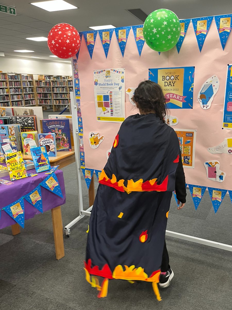 hackneylibs's tweet image. Katniss Everdeen has come to #HackneyCentralLibrary to pick up a free book and she gave us a twirl of her amazing homemade cloak! #HungerGames #WorldBookDay 🔥🏹