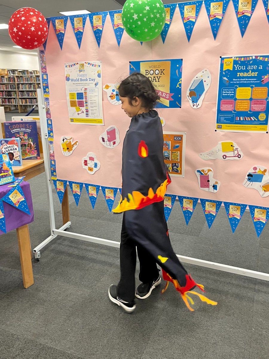 hackneylibs's tweet image. Katniss Everdeen has come to #HackneyCentralLibrary to pick up a free book and she gave us a twirl of her amazing homemade cloak! #HungerGames #WorldBookDay 🔥🏹