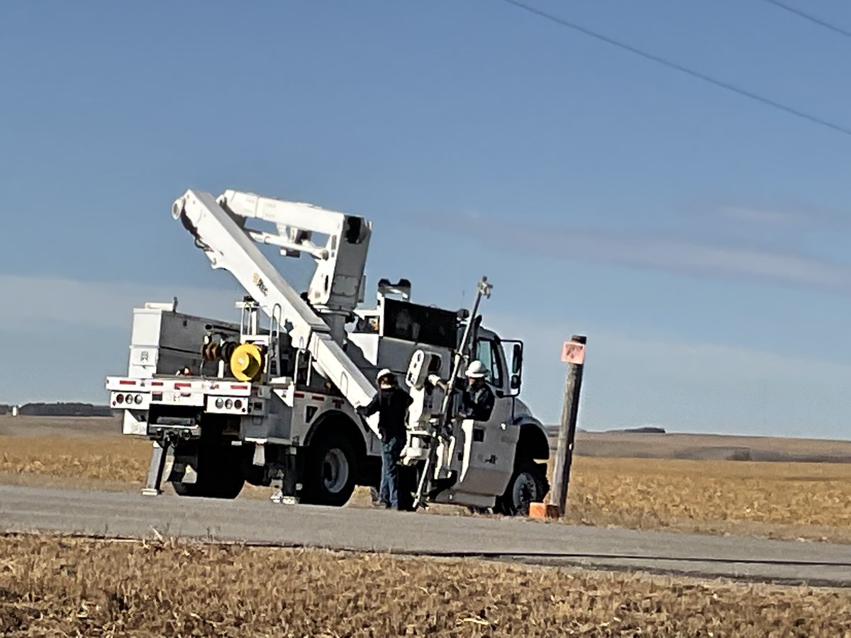 CumingCountyPPD's tweet photo. The linemen helped with a house move yesterday. Thanks to Scott Haber for the great pictures.
#HouseMove #CCPPD #Linemen #AlwaysWatchRoadways https://t.co/oh453nrPFh