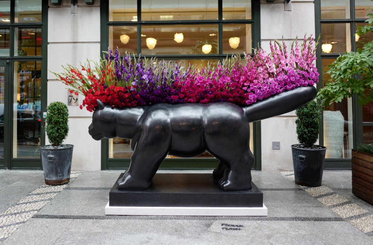 Join us this Saturday for our #CrosbyStreetHotel Art Walk led by artist Lyora Pissarro. Guests will be guided through the hotel's art collection before journeying on a walking tour of some of Tribeca and Chelsea's most prestigious galleries. ow.ly/JGm650I64sN