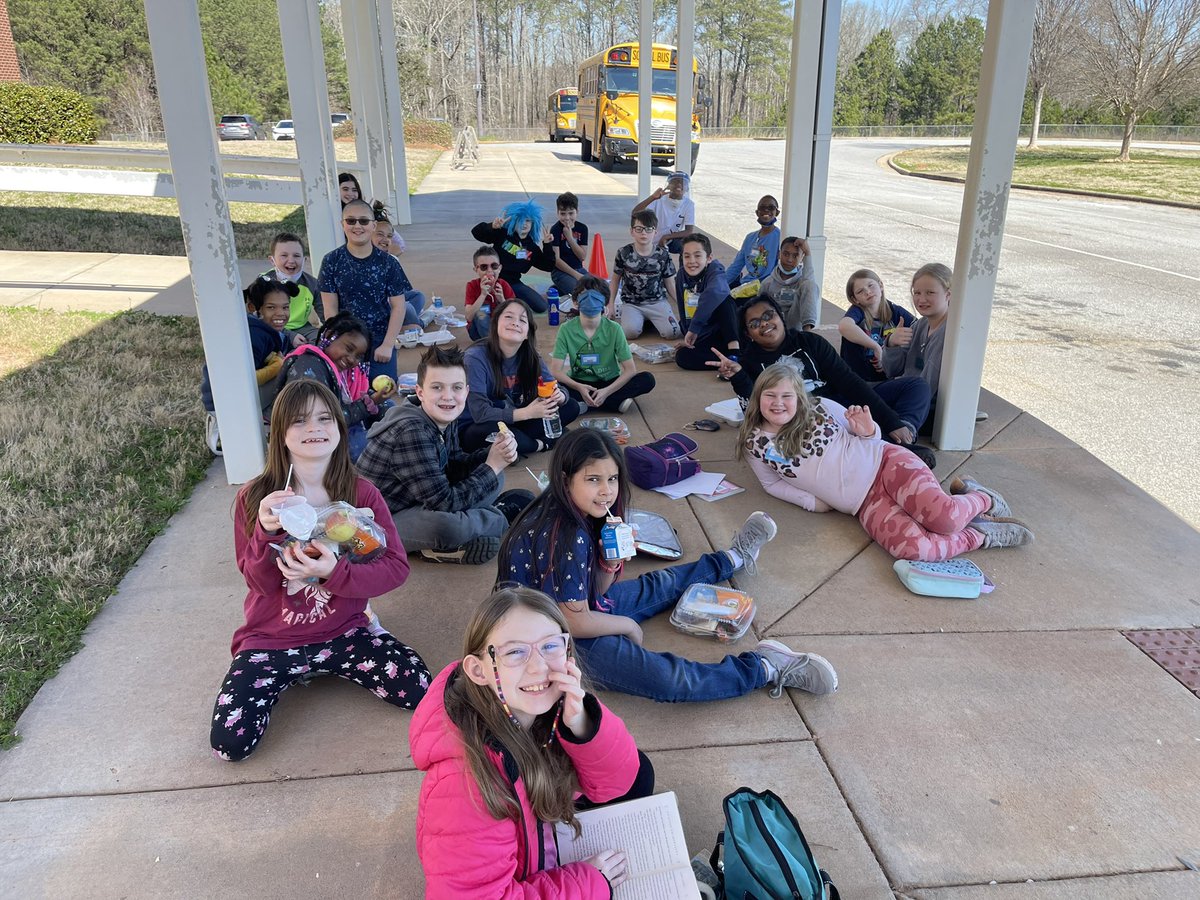 MrsJandherJCrew's tweet photo. Eating lunch together on this pretty day! @RCE_HCS #FueledByEnthusiasm #drivenbysuccess #bettertogether https://t.co/vr1V3YXPZ9