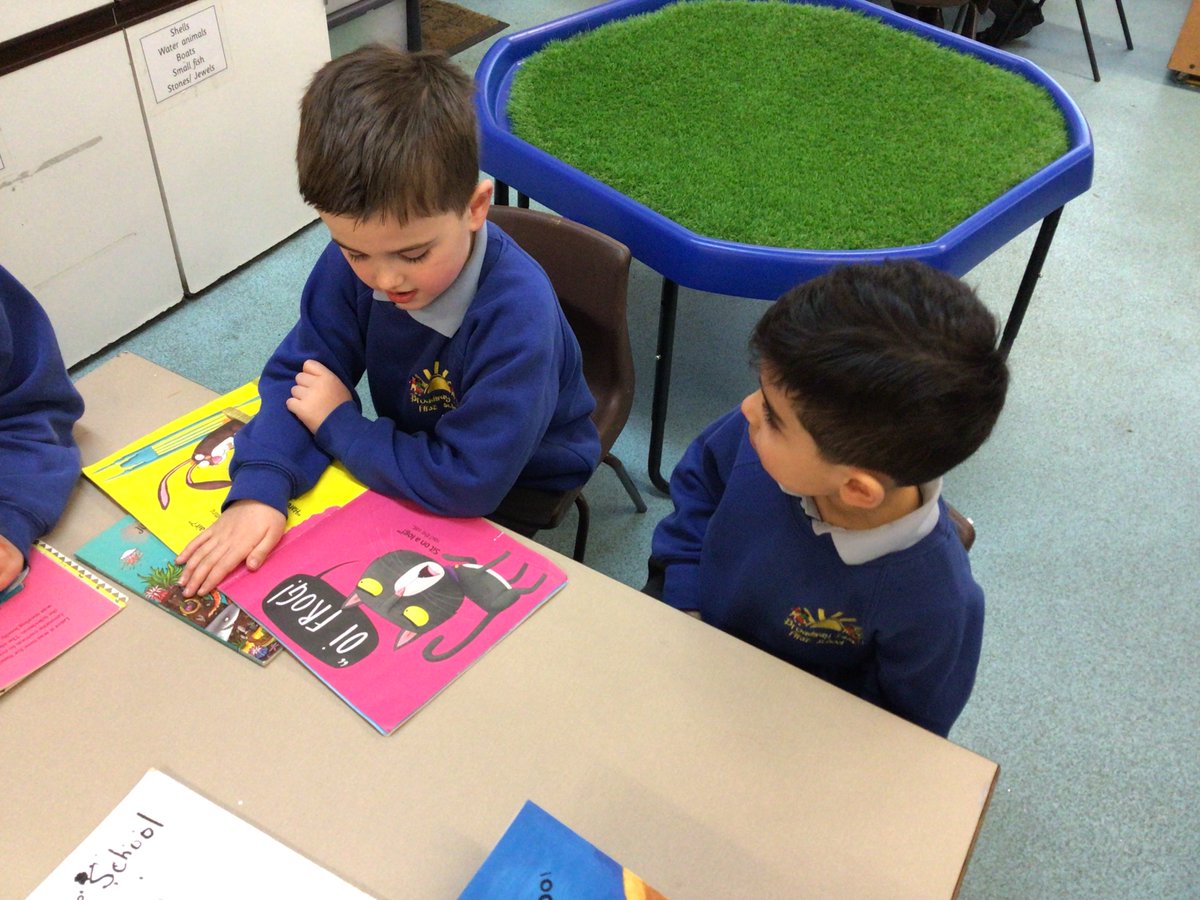 BlueClassBEFS's tweet photo. We had lots of fun sharing stories with @class4befs this afternoon! 📚🙂#befsreads #WorldBookDay https://t.co/lYSm6fXimU