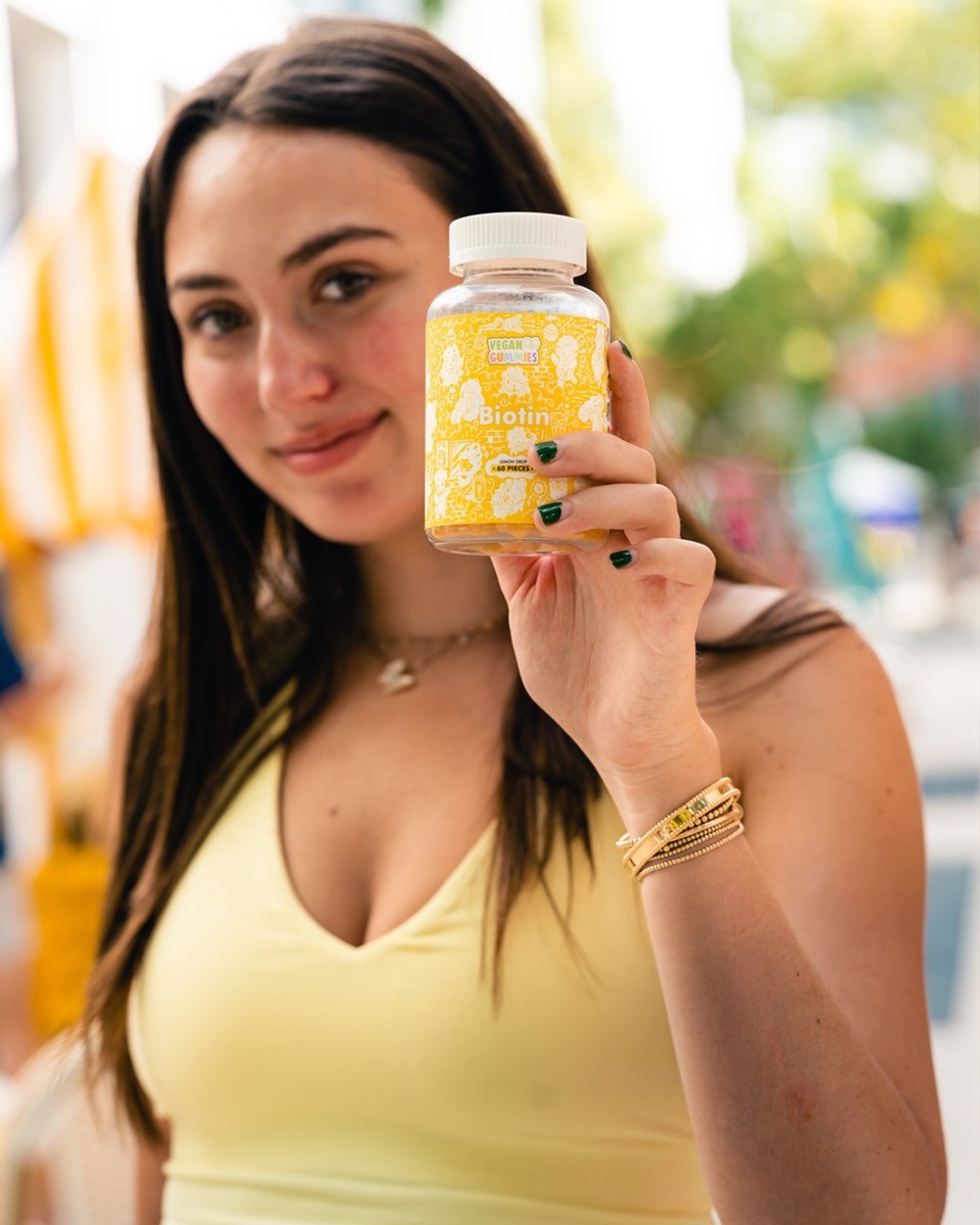 vegangummies's tweet photo. What does a good hair day look like for you? If it’s regular growth, healthy fullness and lustrous shine — try our Biotin Gummies for the eternal “good hair day” 😉⁠
⁠
#BiotinGummies #HairGrowthSupplements #HealthyHair https://t.co/gP6FEKZlON