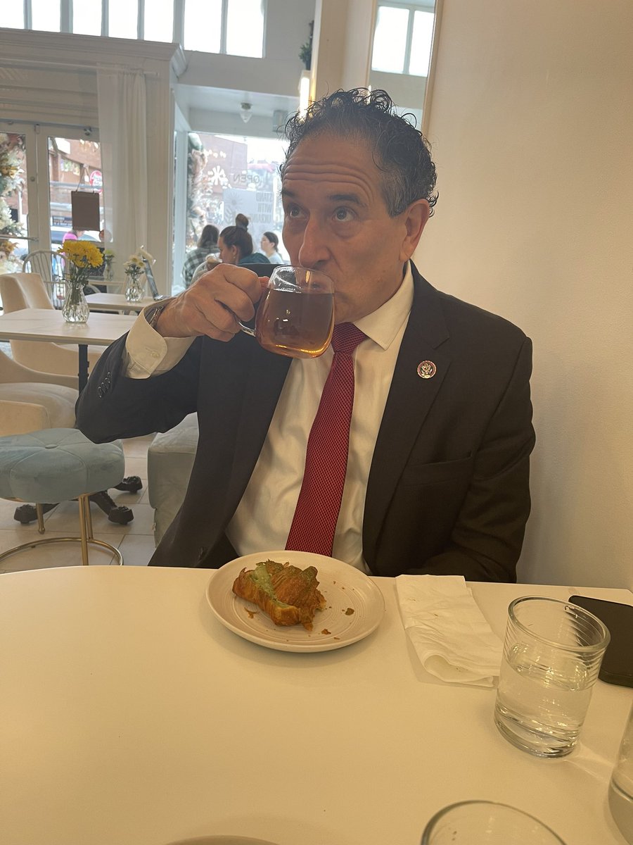 JanaeW_'s tweet image. .@RepAndyLevin treated me to a delicious breakfast this morning at D Light Cafe, a #DCSmallBiz owned by two Ukrainian sisters. We chatted with co-owner Anastasiia about this difficult moment and ways we will continue to join in solidarity and support Ukraine 🇺🇦.