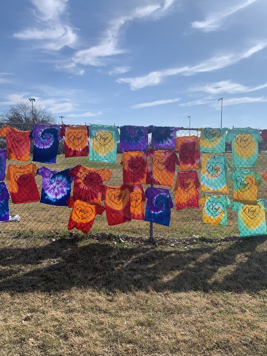 cherylahester's tweet photo. Celebrating big art day during specials today. Our students tie dyed their shirts according to their house colors. #houseofcare, #houseofcreativity, #houseofconnection @VoigtAIA_RRISD https://t.co/spiKyJ9BMu