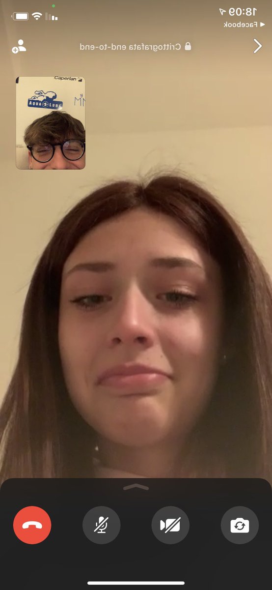Francesko333's tweet photo. Piange perché sa che non mi piacciono i capelli scuri e pensa che io la stia per lasciare 🤣@virginiaaa1609 https://t.co/meTY68iN7N