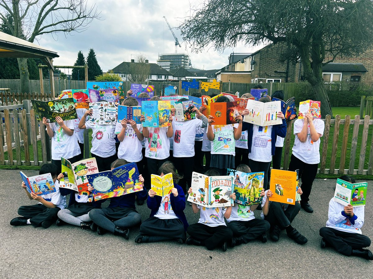 miss_bradfield's tweet photo. 2F have had a lovely day celebrating World Book Day. The children brought in some of their favourite books from home and really enjoyed reading them with their friends. 🎉📚❤️@PelhamPrimary_ @trustilluminate @WorldBookDayUK #education #worldbookday2022 #primaryschool #lovereading https://t.co/gUlMHaKYtC