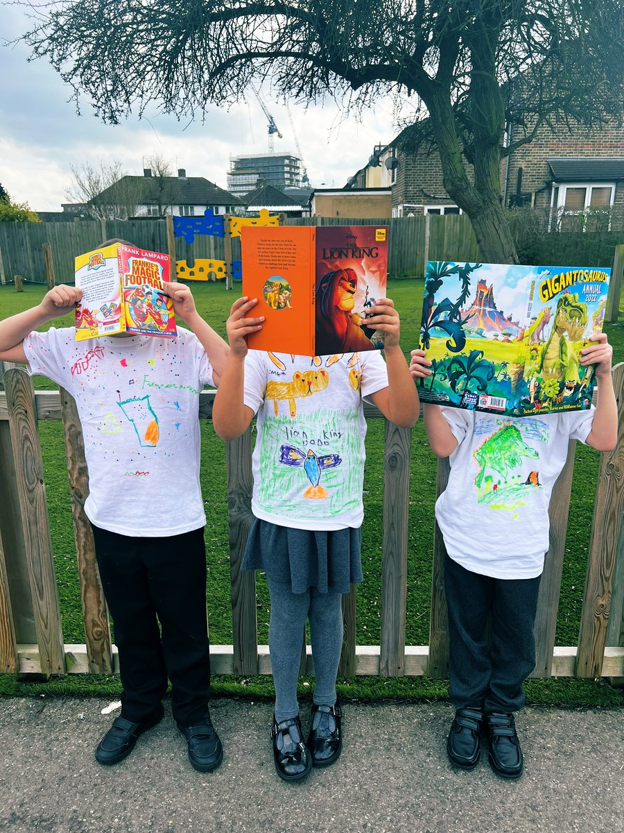 miss_bradfield's tweet photo. 2F have had a lovely day celebrating World Book Day. The children brought in some of their favourite books from home and really enjoyed reading them with their friends. 🎉📚❤️@PelhamPrimary_ @trustilluminate @WorldBookDayUK #education #worldbookday2022 #primaryschool #lovereading https://t.co/gUlMHaKYtC