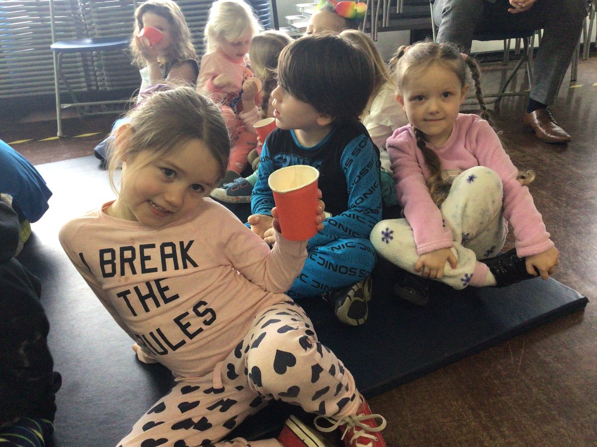 CastlewayYear1's tweet photo. Books are definitely our favourite thing in reception class @CastlewaySchool 🥰📚 so World Book Day was bound to be one of our favourite days! #WorldBookDay #SnuggleUpWithABook 🌈💙📖 https://t.co/YJ6u347T26