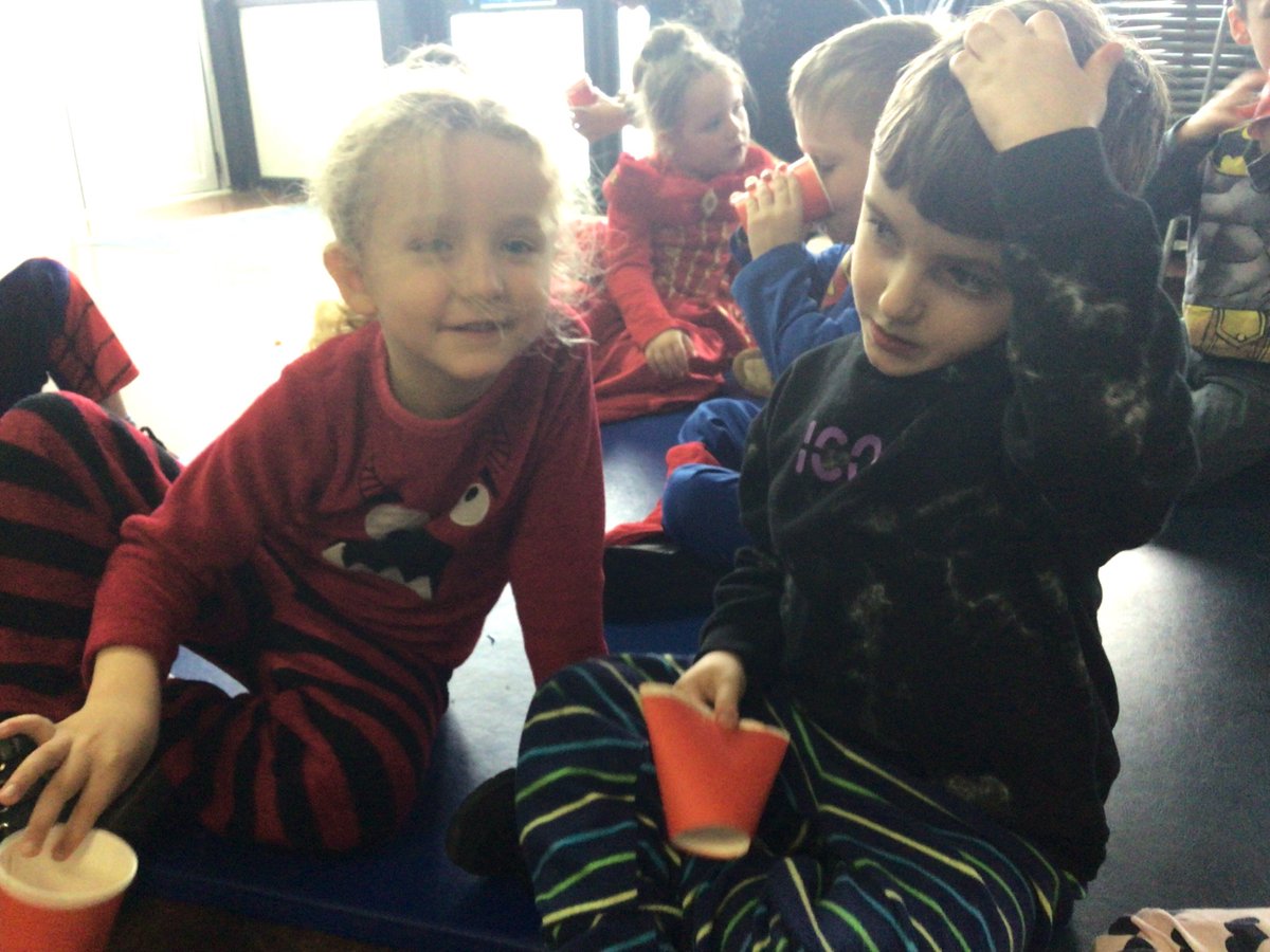 CastlewayYear1's tweet photo. Books are definitely our favourite thing in reception class @CastlewaySchool 🥰📚 so World Book Day was bound to be one of our favourite days! #WorldBookDay #SnuggleUpWithABook 🌈💙📖 https://t.co/YJ6u347T26
