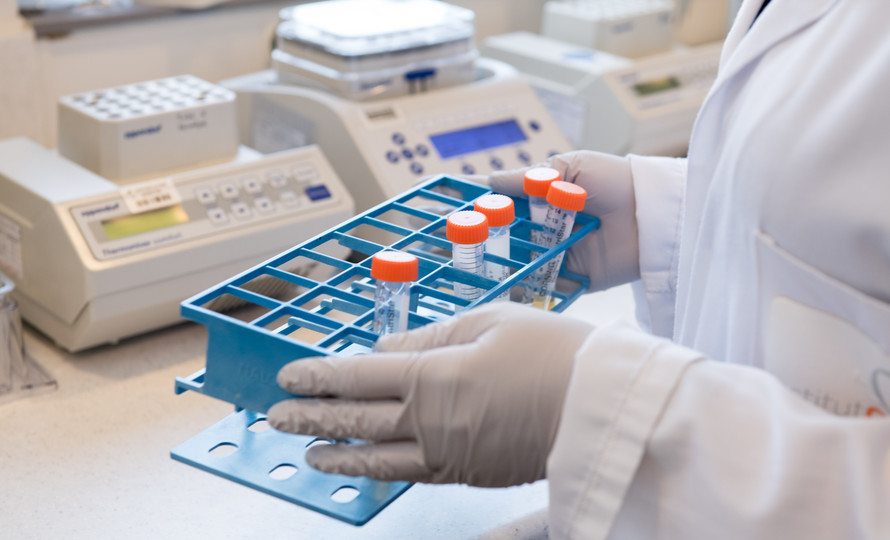 Particulièrement impliqué dans la recherche sur le #cancerdusein #triplenégatif, l’Institut Curie mène différents projets pour développer de nouveaux traitements pour les femmes atteintes de ce cancer agressif.
Parmi eux, le projet d’envergure CASSIOPEIA 👉curie.fr/actualite/canc…