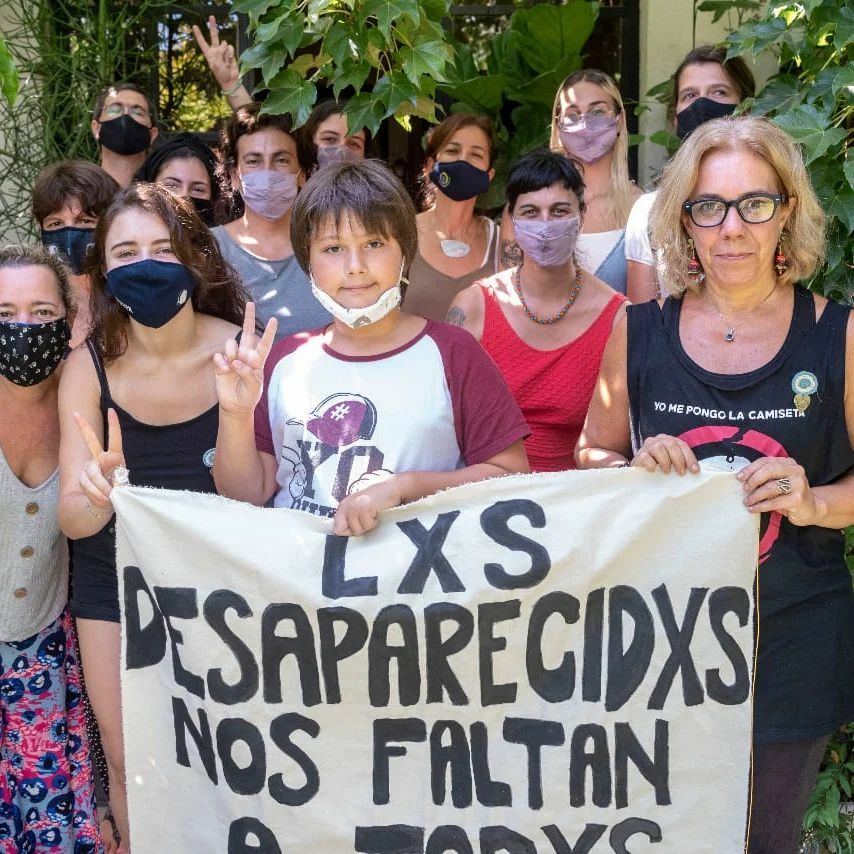 MundoArgentino_'s tweet photo. Sigue el calor pero ya están las liquidaciones. Consigo un vestido gris, barato, suelto y fresco. Me meto adentro del vientre de la ballena. Prendo la linterna del celular y estás vos. ⁠
⁠
Hace 25 años que siempre que te veo me pongo instantáneamente contenta. Como un sobrec… https://t.co/kGAglHJlTQ