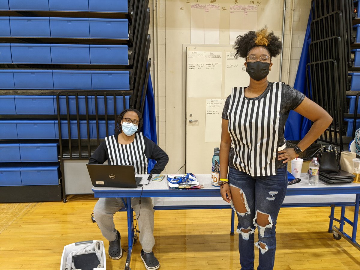 Injuries aren't stopping these ladies from participating! Reffing kickball and keeping score. #PEteacherintraining #refsbelike <a href="/SmattsonSteve/">飛跳金（ビクター）</a> <a href="/CenterHS/">Center High School</a>