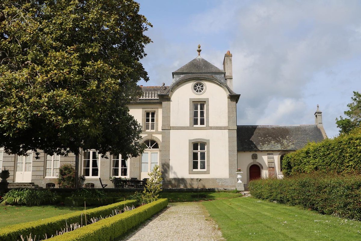 Nouveau portrait passionné du patrimoine 🏰

🙋‍♂️ Bagalad a interviewé Thibault, agriculteur, qui nous parle de son domaine du Montmarin. 

🌿 Il souhaite aujourd’hui prolonger l’oeuvre de ses parents et faire de son chateau un lieu de vie !

👉 Le portrait :bagalad.org/2021/06/23/le-…