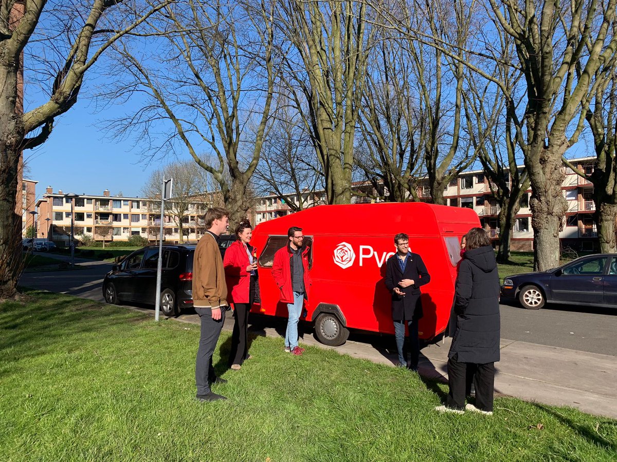 RickvdZweth's tweet photo. En ‘s middags door naar de IBB met studenten en @BoKSxl in gesprek over het tekort aan studentenkamers, de noodzaak tot verduurzaming en meer. #Woonweek https://t.co/ReEkQWcafi