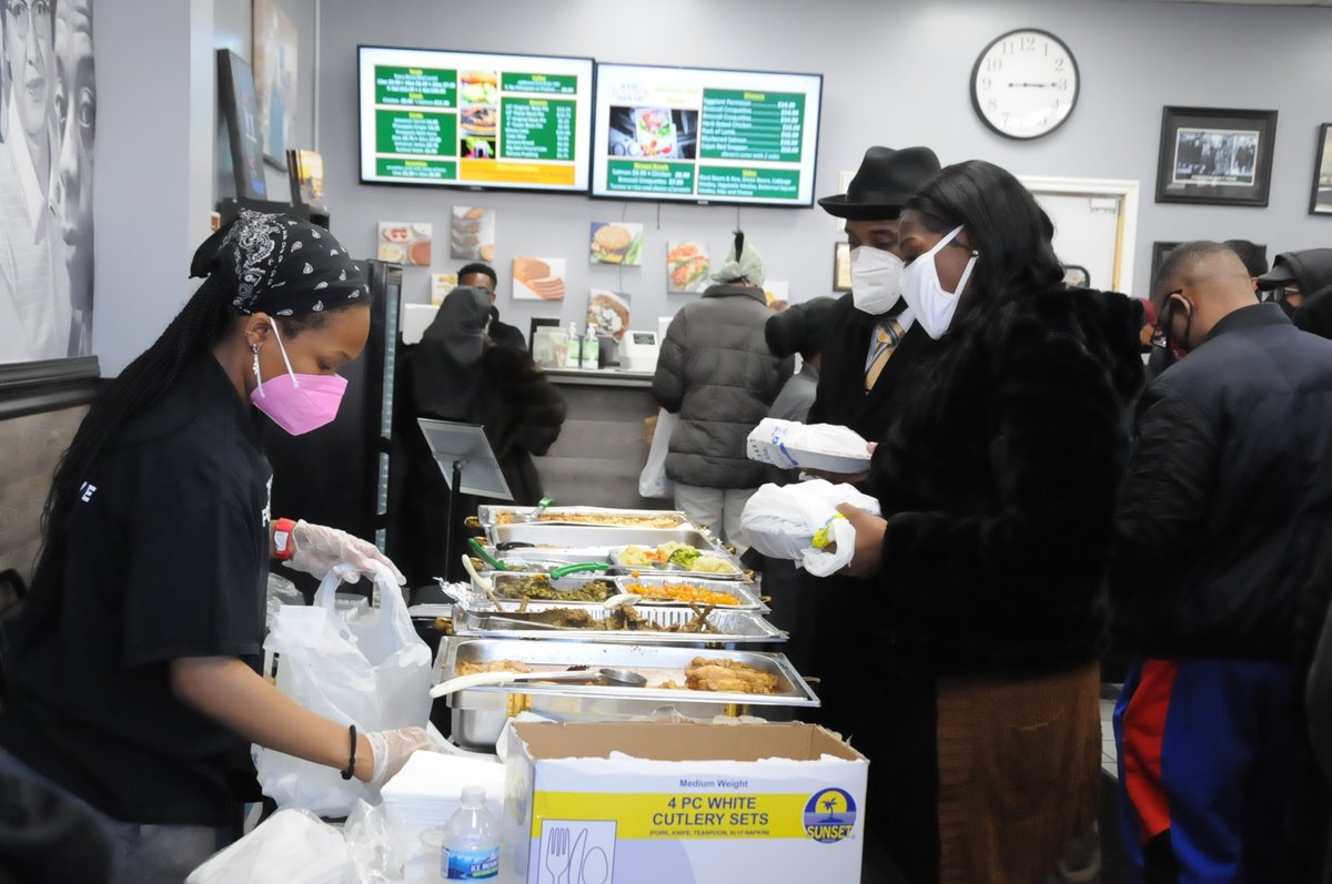 TheFinalCall's tweet image. In addition to being spiritually fed by the words of @LouisFarrakhan during the #SwanSong address, many were able to receive a delicious and healthy meal from the Foodies Spot located on Stony Island Ave. 

Photos: Haroon Rajaee