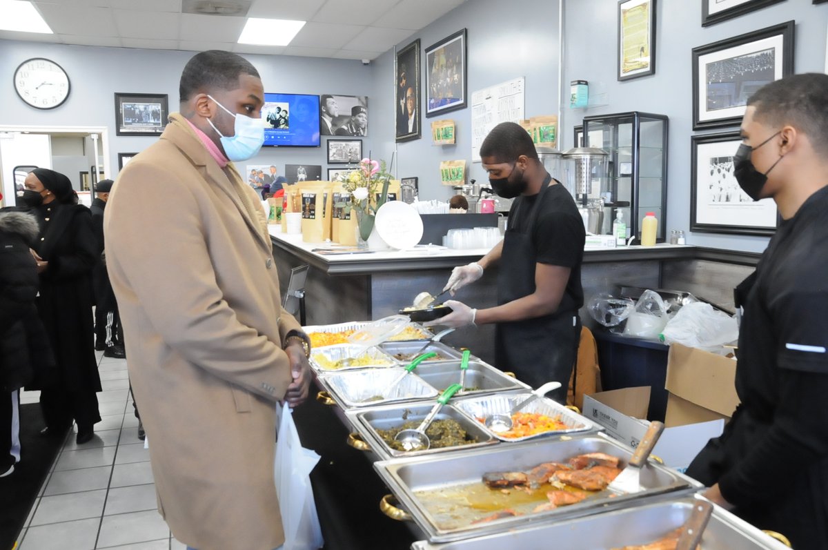 TheFinalCall's tweet image. In addition to being spiritually fed by the words of @LouisFarrakhan during the #SwanSong address, many were able to receive a delicious and healthy meal from the Foodies Spot located on Stony Island Ave. 

Photos: Haroon Rajaee