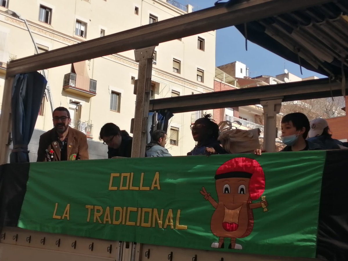 escdelesaigues's tweet photo. Avui hem celebrat #SantMedir 🍬🍭🍬 gràcies a la colla @Tradicional2000 que ha passat per davant l'escola i ens ha llençat centenars de caramels per tots els nens i nenes.
@AFA_DeLesAigues
@escoles_hg 
@stmedir 
@consorciedubcn 
👇👇👇👇👇 https://t.co/w2s83cYT4u