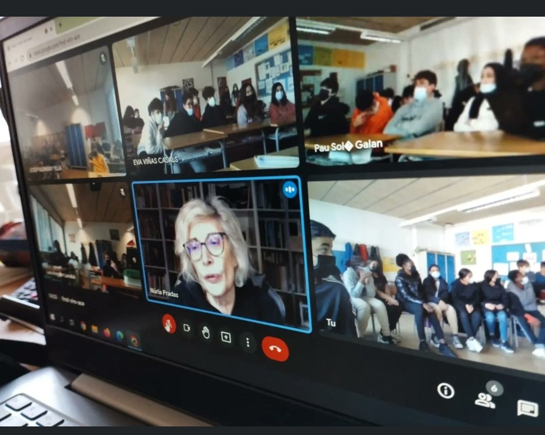 NuriaPradas's tweet photo. Trobada virtual amb l'alumnat de 2n de la ESO de l'Institut La Plana de Vic per parlar de #Ella.
Gràcies amics!
#LIJC #trobadeslectors #ILLC @EditorialCasals https://t.co/LDEfBNuRo1