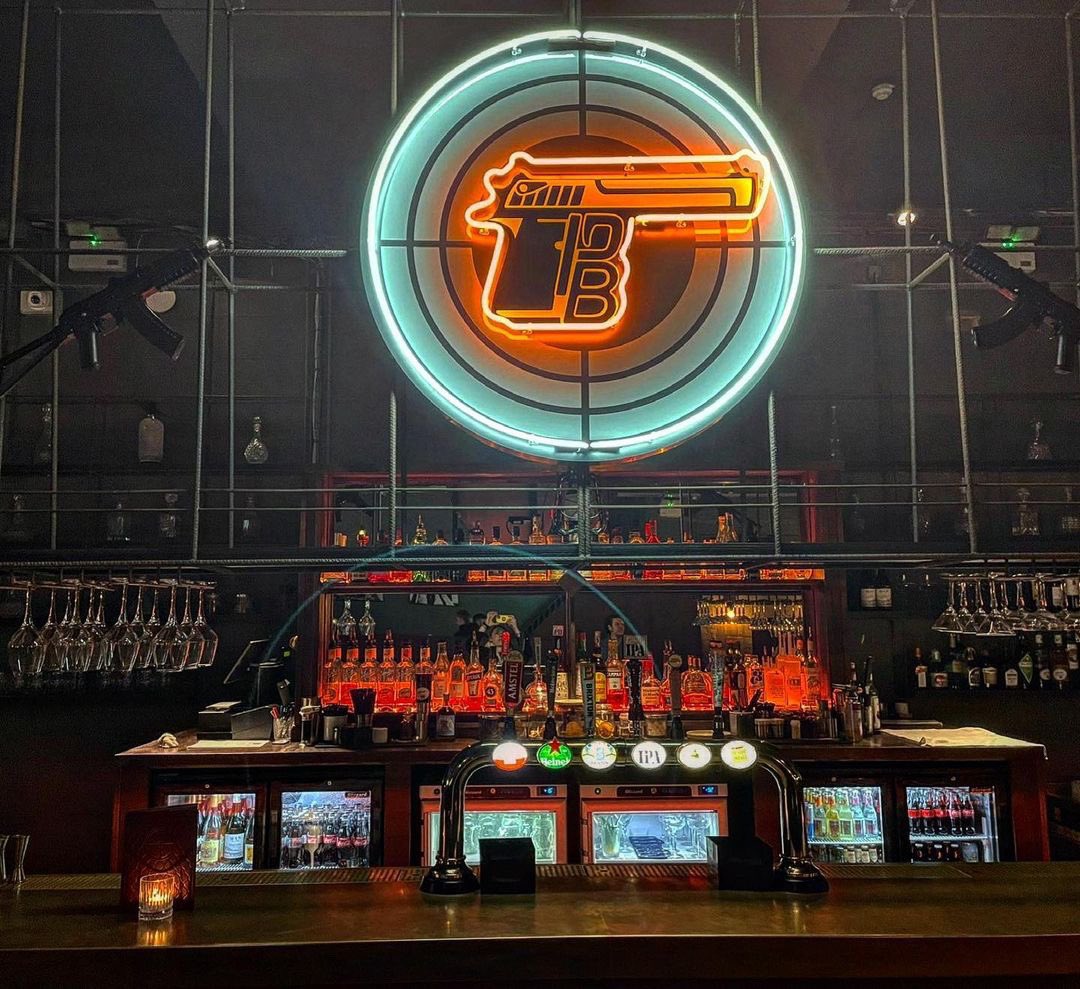 ExploreLpool's tweet photo. 🔫 | It's Thursday! Time for some 2 for £10 cocktails, slices of pizza and some shooting practice at Point Blank Liverpool. 🍹🍕 

MORE HERE 👉 https://t.co/73mBp4jIgS https://t.co/eA6iJd50PQ