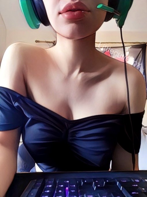 My lips look so good with this effect 😭 https://t.co/Tvvbj9HvPW