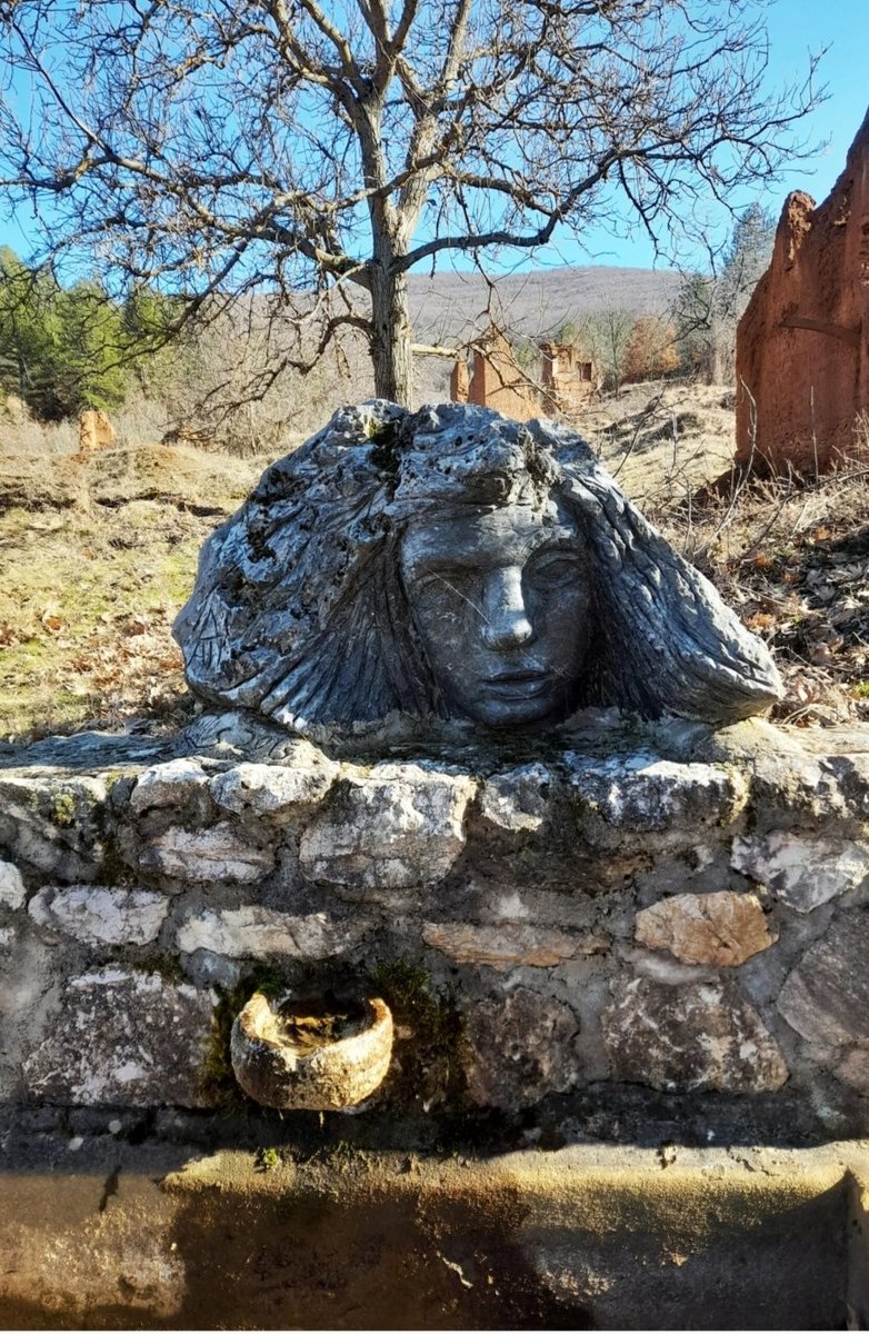 ___ η βρύση της λήθης ___
_ θέλεις να πιείς?
_θελω
_σιγουρα?
_θελω να σβήσει η μνήμη μου..η λησμονια..
_θα σβήσουν όλα.. καλά και άσχημα..πιες..
_ολα? Μα θα ξεχάσω την αγάπη? Τις ωραίες στιγμές?
ΟΧΙ δεν θα πιω.🖤
(Η βρύση είναι στην Καστοριά..Άνω Κρανιώνα)