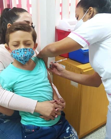 RonaldRTC_'s tweet photo. #Trujillo | Siguiendo las orientaciones del Pdte. @NicolasMaduro, nuestro pueblo asume el compromiso y responsabilidad de protección de la salud, y el equipo de @ipasmevalera1 ha realizado un trabajo exitoso en la inmunización contra la #COVID19. 
https://t.co/WcM3rsWq4J