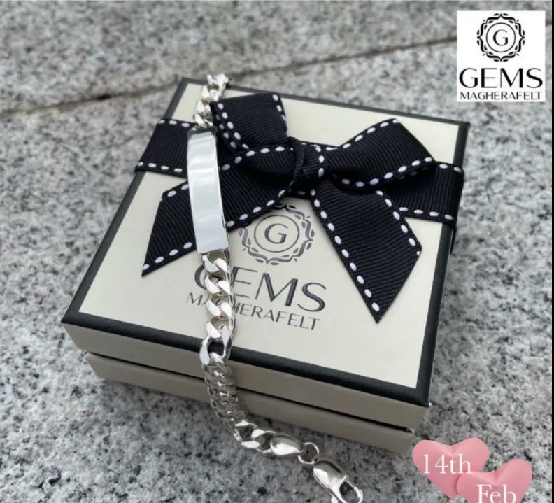 PanachePack's tweet image. A beautiful luxury jewellery box for @MagherafeltGems 

From our Darling collection, personalised with an embossed black logo, black boarder and matching black ribbon. 
sales@panachepackaging.com
.
.
.
#customprinting #personalisedpackaging #packaginginspiration #jewellerybox