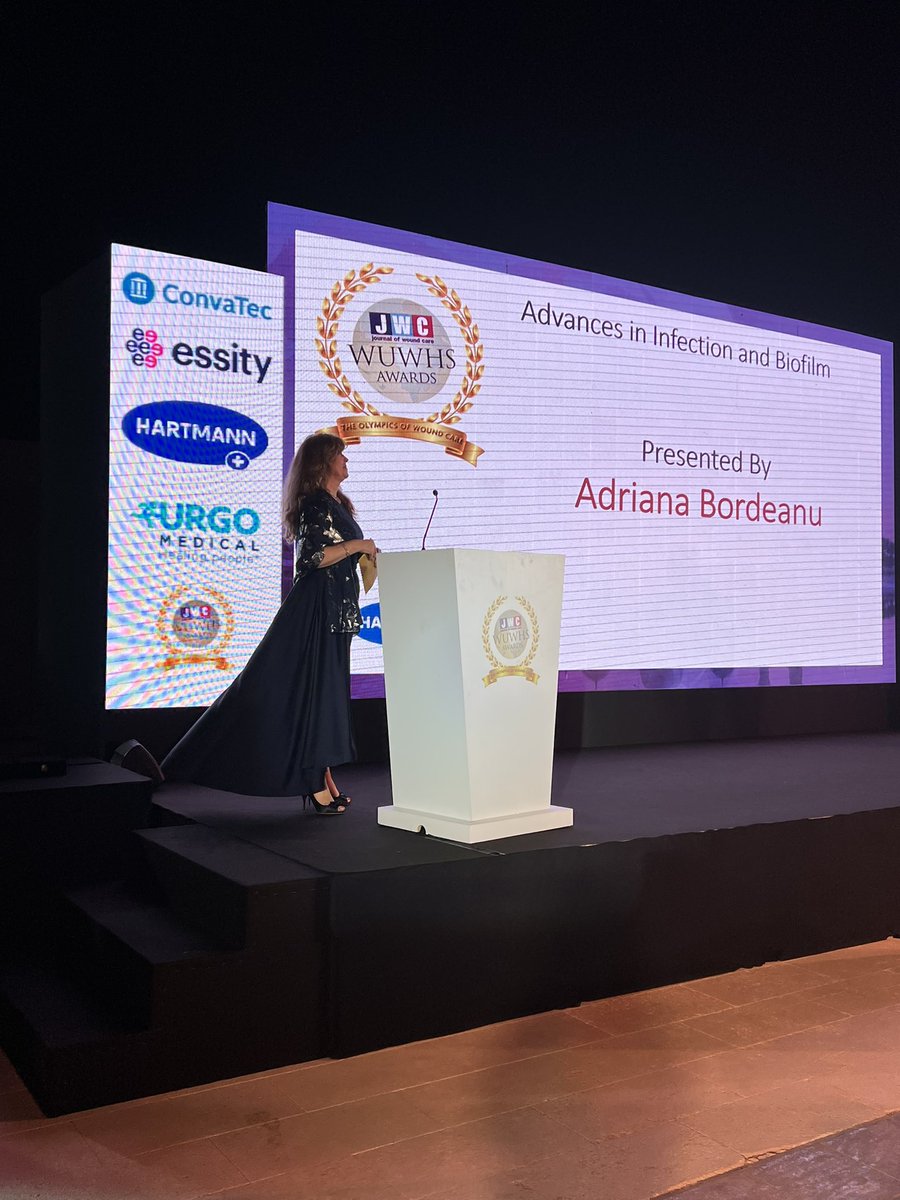 Next is the Advances in Infection and Biofilm category, sponsored by @HARTMANN_GROUP. Adriana Bordeanu, Director of Global Medical Education and KOL Management at Hartmann Group, hands out the award