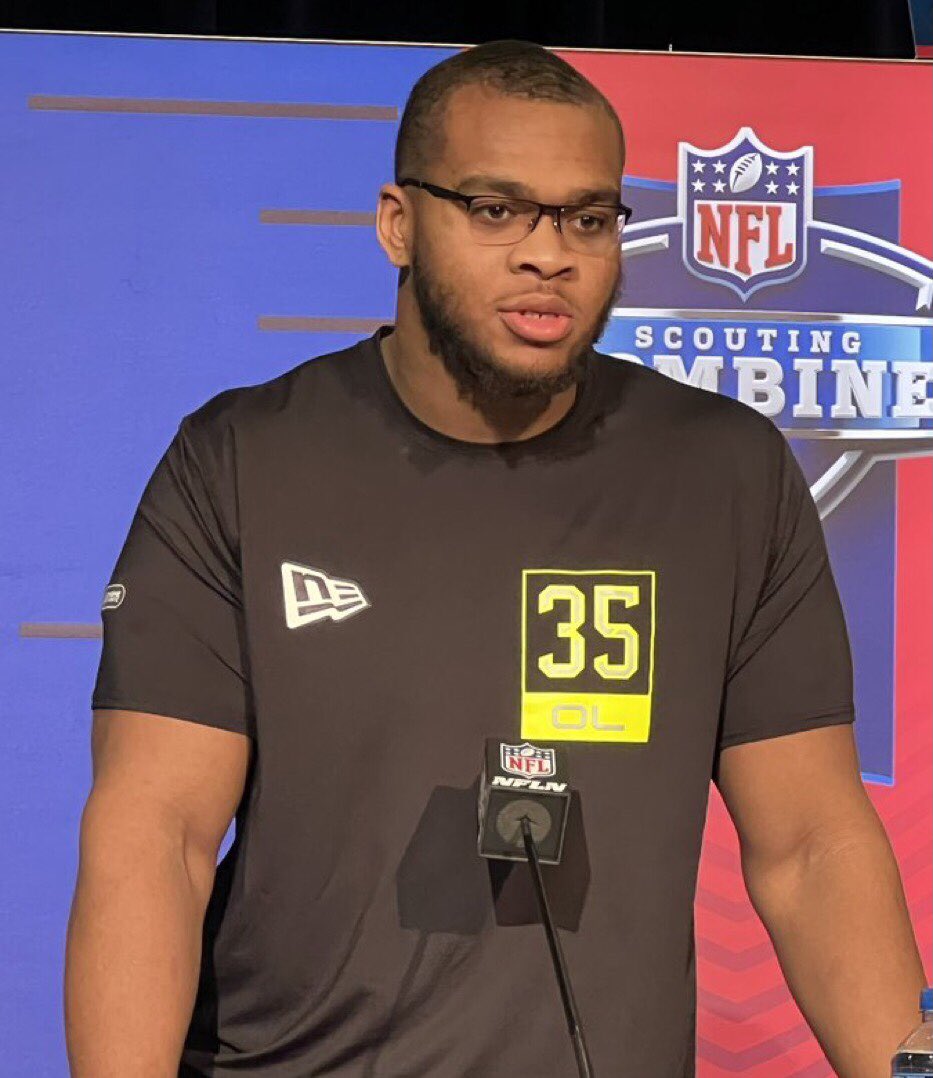 WeAreBigGuys's tweet image. This man is 337lbs… I don’t wanna hear linemen are fat ever again 🤯🤣