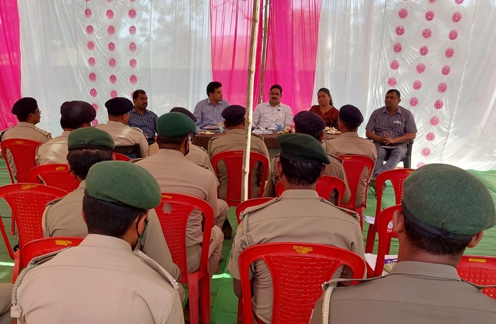 Review on “ prevention of  Forest Fire as well as   poaching in and around  Debrigarh Wildlife Sanctuary and its adjacent forest blocks” by   RCCF Sambalpur in presence of DFO Bargarh and DFO Hirakud (WL) Division along with staff of both forest division at Dechuan on 03/03/2022 https://t.co/Oxg6gaNqNX