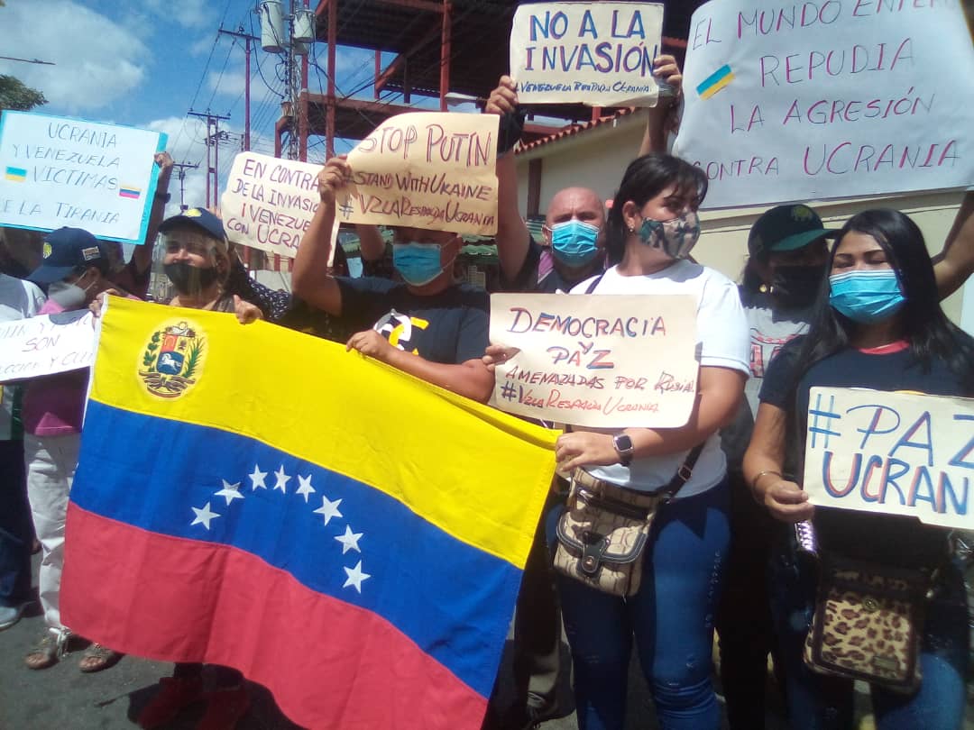 Hoy los factores del  Estado Monagas  agrupados en el @MovSalvemosVzla, realizamos concentración en  la plaza Piar, dándole nuestro respaldo al pueblo de Ucrania, y rechazado la invasión que cómete el dictador Putin contra ese país, #VzlaRespaldaUcrania @jguaido @delsasolorzano