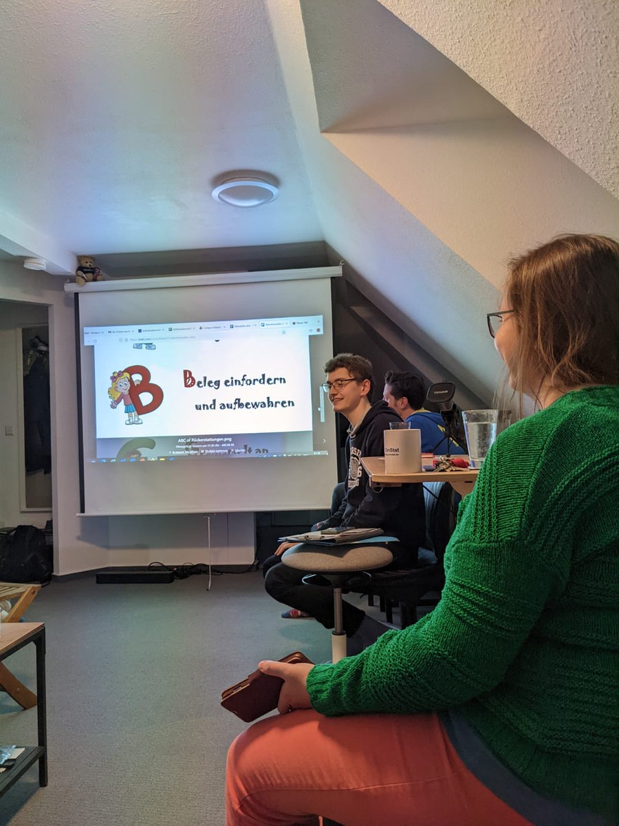 tommyliker's tweet photo. POV: Es ist Vorabend der ersten Campusdebatte in Präsenz seit 2020 und @Altgoldstern der @dieRedereiHD erklärt das ABC der Rückerstattungen.
Btw, der Hashtag fürs Turnier lautet #CDHD22 https://t.co/dHbYQJ4v0z