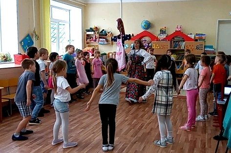 school21samara's tweet photo. Мы на масляной неделе Каждый день оладьи ели! Было весело и вкусно! 
А Зима вздыхала грустно, 
И чего она сердита? 
Что ли, нету аппетита? 
От того Зима грустна, 
Что вот-вот придёт Весна!

В дошкольных группах школы 21 прошел праздник Масленицы. https://t.co/9jbLMGdVms
