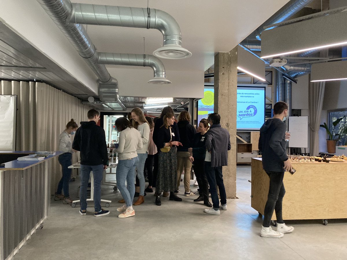 UnJobANantes's tweet photo. Ce soir, la team #UnJobàNantes #Tech souhaite la bienvenue à La @CantineNantes aux nouvelles recrues nantaises 🐘 #BienvenueàNantes https://t.co/hrjhQ8jGc3