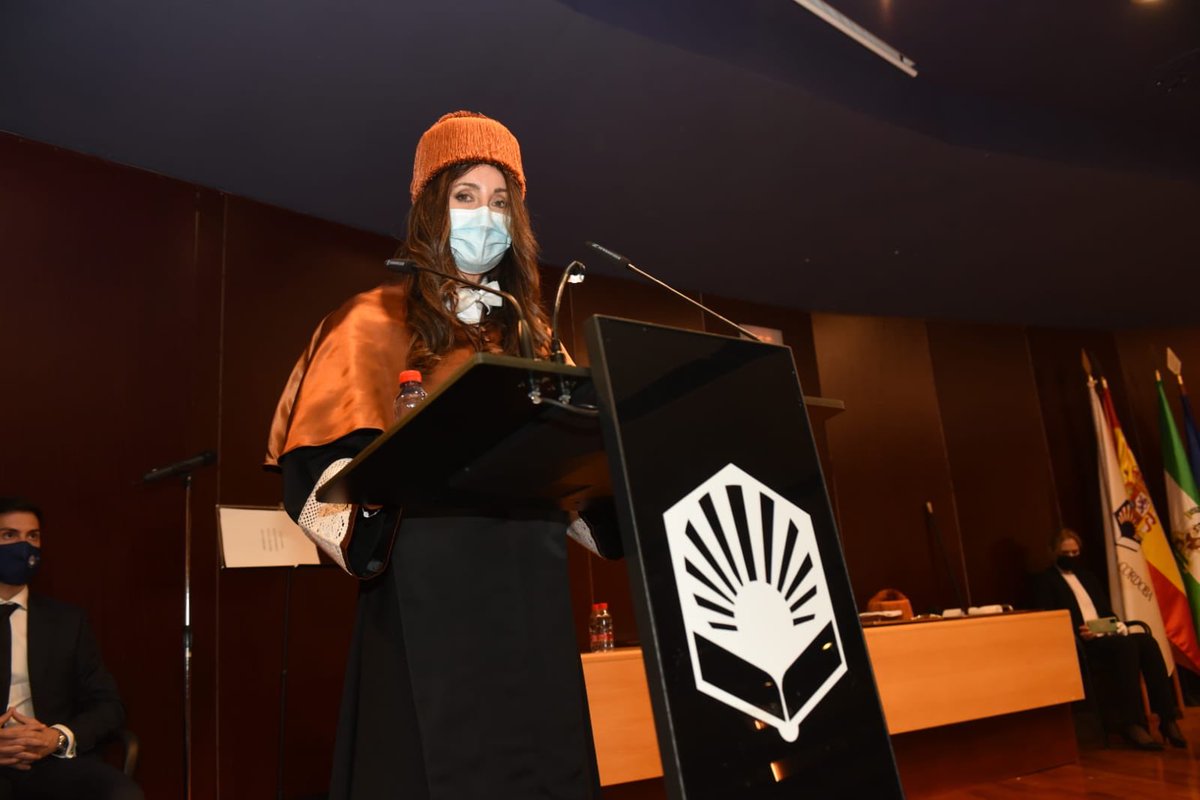 Univcordoba's tweet photo. La catedrática de Máquinas y Motores Térmicos, Pilar Dorado Pérez, realiza la laudatio del profesor Webb, que destaca su trayectoria en la ingeniería de bioprocesos y siendo pionero en desarrollar en concepto de biorrefinería. #HonorisCausa https://t.co/wg9I8TYS6W