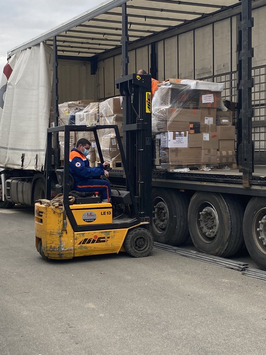 🇺🇦#solidariteukraine
Marc Gaudet, président du Département du #Loiret, s’est rendu dans les locaux de la Protection Civile 45 🟠🔷, basés à Saint-Cyr-en-Val. Il a rencontré les bénévoles qui participent à la préparation des convois humanitaires en direction de la Pologne.