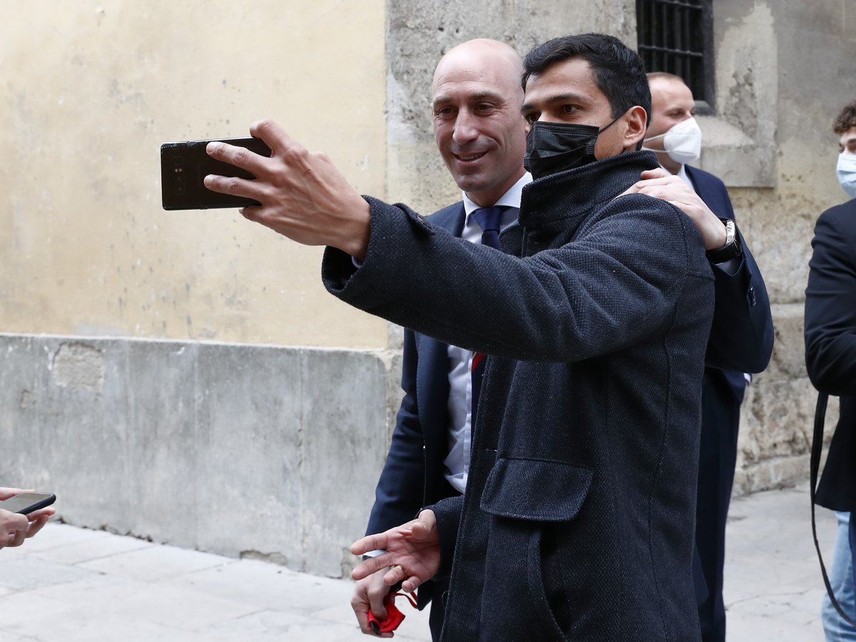 rfef's tweet image. 😊📚 ¡Nos ha encantado compartir este rato con los alumnos de la Universidad de Granada!

➡️ El Presidente de la @rfef, Luis Rubiales, ha participado en un encuentro con la Cátedra de Estudios e Investigación en Derecho del Deporte.

😍 ¡Gracias por el trato recibido!