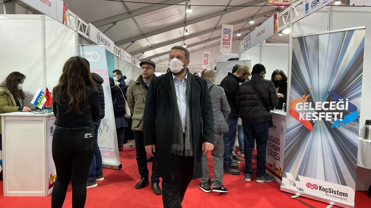 Üsküdar Belediyemizin düzenlediği, binlerce hemşehrimiz ile ülkemizin en önemli şirketlerini buluşturan, Boğaziçi İstihdam Zirvesini ziyaret ettik.

Yüzlerce kardeşimizin iş bulmasına vesile olan organizasyonu gerçekleştiren Üsküdar Belediyemizi kutluyorum.

<a href="/osmannnurika/">Osman Nuri Kabaktepe</a>