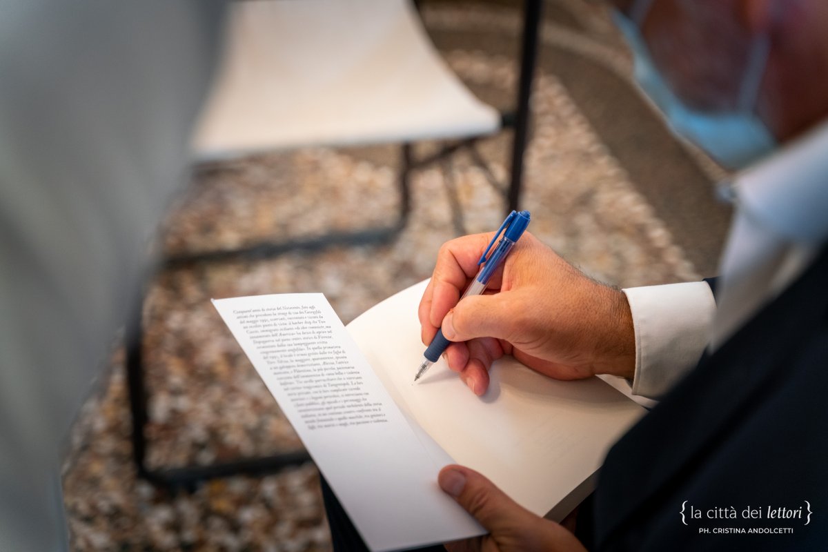 Sono le nostre migliori amiche e i nostri migliori amici. 
Ci regalano storie incredibili.
Ci fanno ridere, piangere e sognare. 
Hai capito di chi stiamo parlando? 
Ma degli scrittori ovviamente! 

Con quale di loro vorresti prendere un caffè? ☕️

#lacittadeilettori