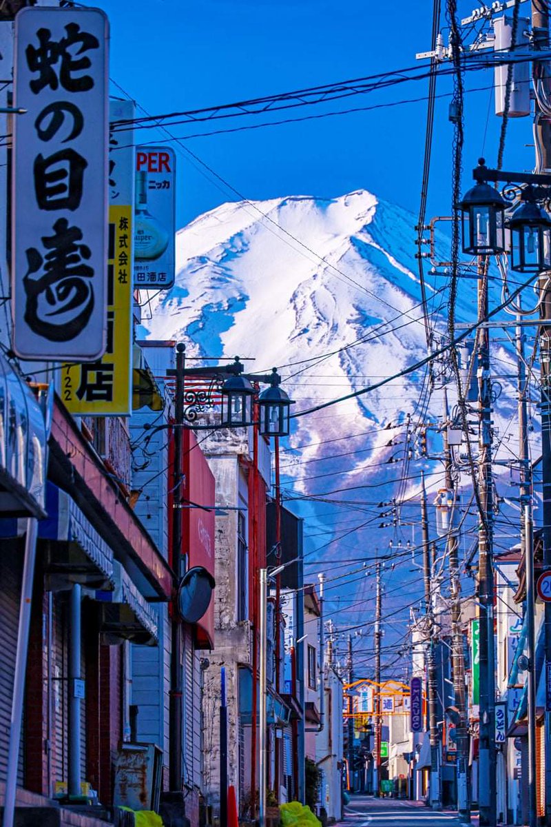 fujisanview's tweet photo. レトロな街並みと富士山
photo:2022/03/03 https://t.co/ggWTqfnc8G