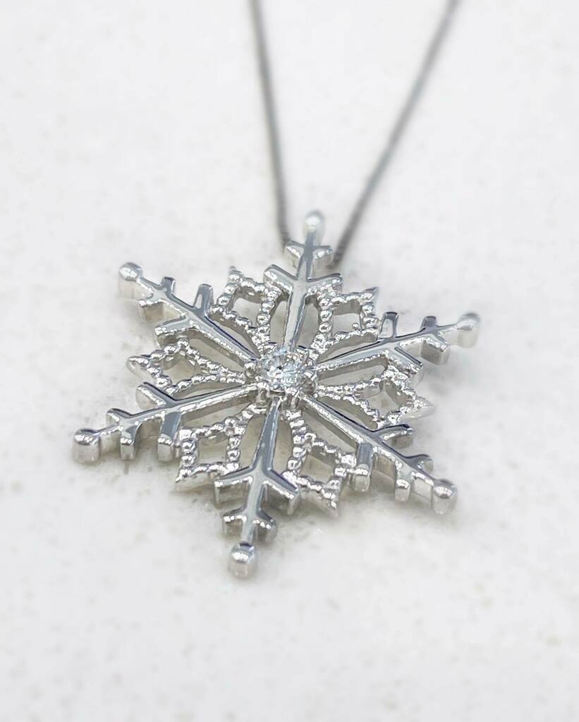inglisjewellrs's tweet photo. With another storm in the forecast, we’re just about ready for winter to end!
But, if you love the snow, this sweet white gold and Canadian diamond snowflake pendant is for you!
❄️
#inglisjewellers #canadiandiamond #❄️ https://t.co/UOuPo9LxhI https://t.co/dmovdx6kip