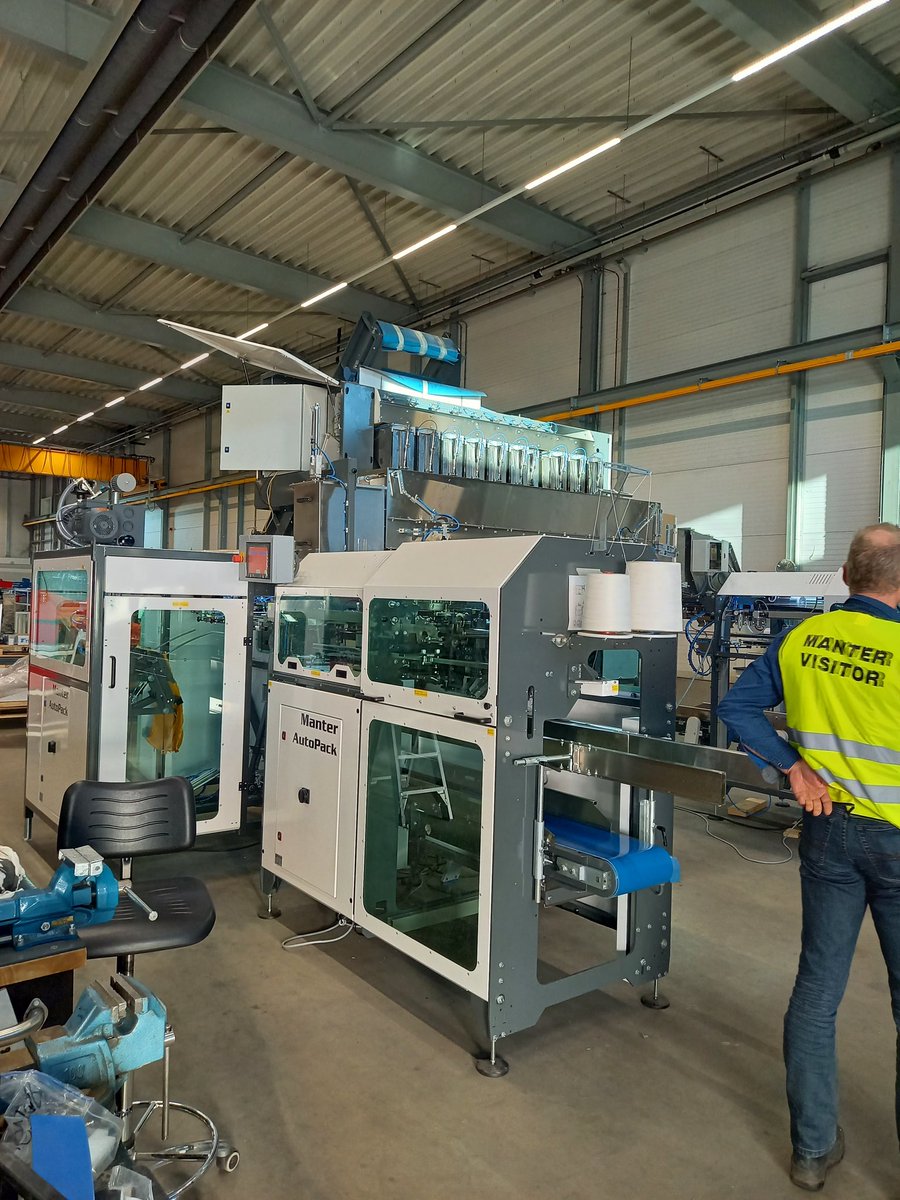 Met de collega's van #Techniek op werkbezoek bij #Manter verpakkingsmachines die de hele wereld overgaan. Stagiaires <a href="/DrentheCollege/">Drenthe College</a> worden hier uitgedaagd 😃 #Samenwerking #kennisdelen #daagjezelfuit <a href="/BestOfEmmen/">Best of Emmen</a> #pareltje