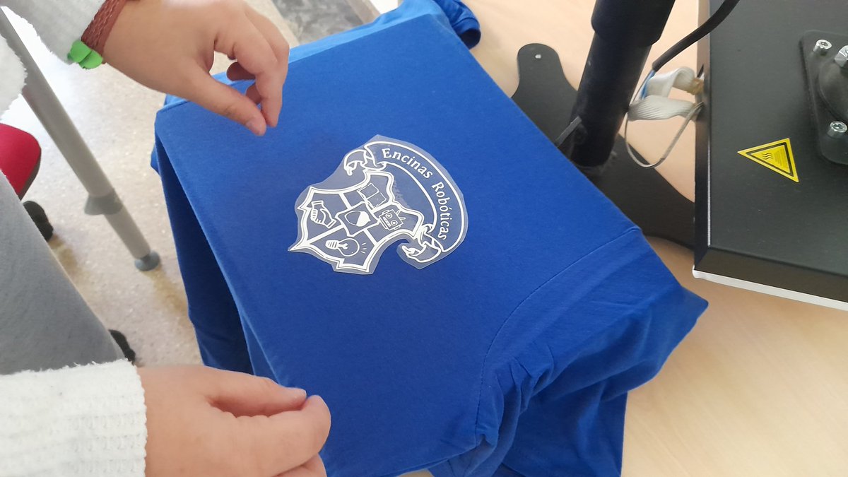 Hoy nos ha visitado el Club de Robótica del <a href="/ieslasencinas/">IES Las Encinas</a> 
El sábado compiten y en Eca ha preparado sus camisetas #Eca22 <a href="/DIPUSEVI/">Diputación de Sevilla</a> <a href="/Ayto_Valencina/">Ayto. Valencina (Sevilla)</a> <a href="/biblioalmensi/">Biblioteca de Almensilla</a> <a href="/bibliolivares/">Biblioteca Olivares</a> <a href="/BMGelves/">Biblioteca Gelves</a> <a href="/valencinajoven/">Valencina Joven</a> @Bibliovalencina <a href="/bibliotecasbima/">Bibliotecas BiMA</a>