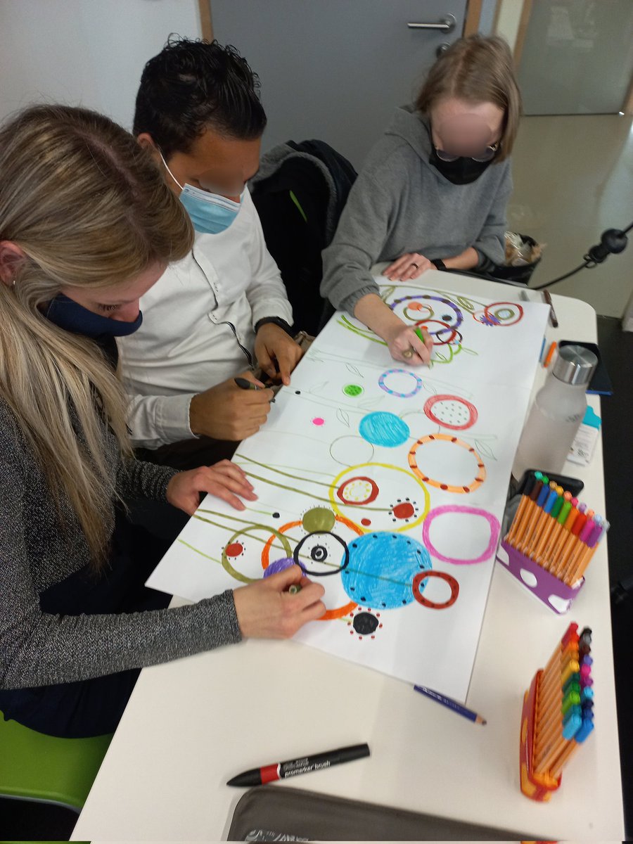 MarionTellier39's tweet photo. Dans une UE sur la créativité en M1 FLE, on a décidé qu'on avait bien besoin d'un peu de Flower Power dans nos vies
#HervéTullet #MasterFLEAMU #mescoursbizarres #créativité #FLE https://t.co/uUYLkHRoos