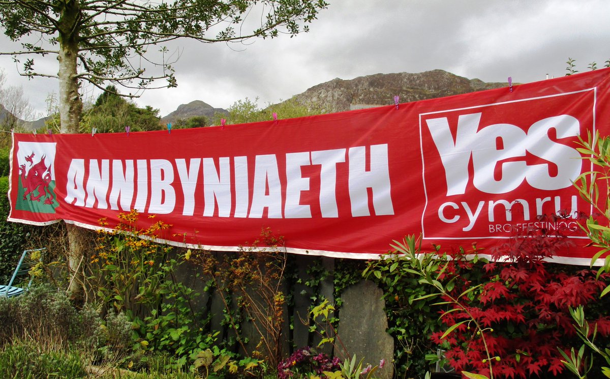 Mae dydd Sadwrn yn ddiwrnod cenedlaethol ymgyrchu <a href="/YesCymru/">YesCymru</a>
Dewch draw at gylchfan Stiniog am 9 y bore efo'ch baneri, neu i chwifio'n rhai ni!
National banners on bridges campaign this Saturday.
9am at the Blaenau roundabout.
#Annibyniaeth
