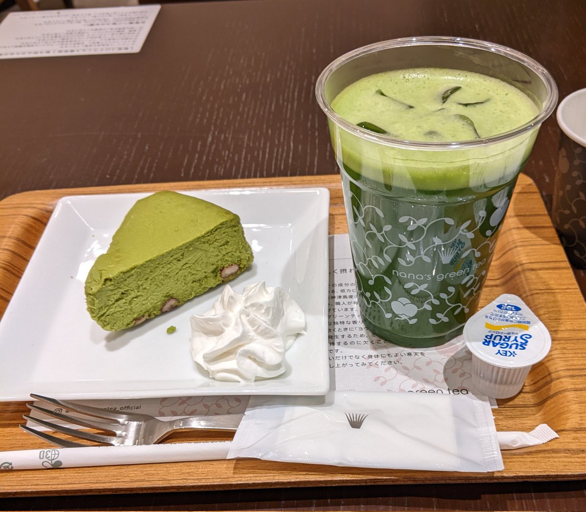 nana's green teaでホッとひと息抹茶チーズケーキ抹茶グリーンティー/setチーズケーキはこんなに小さいのに重量感は凄いです！濃密で高級でした。グリーンティーはアイスでいただきました。とてもさっぱりした味です。#ナナズグリーンティー 