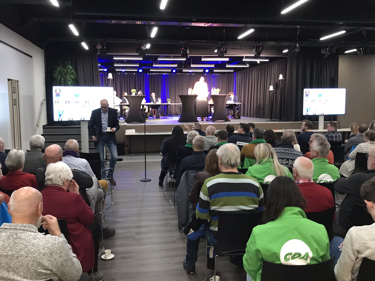 CDA_Barneveld's tweet photo. Eerste debat gaat zo van start #Voorthuizen #DeEng. Mooie opkomst en veel CDA’ers. We wensen onze lijsttrekker @DGdeVries veel succes 💪 https://t.co/usjomDup5f